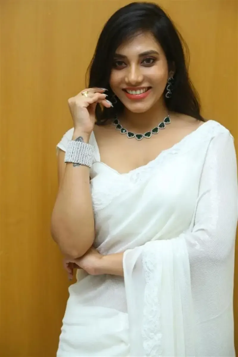 INDIAN ACTRESS MADHUMITHA IN SLEEVELESS WHITE SAREE 8